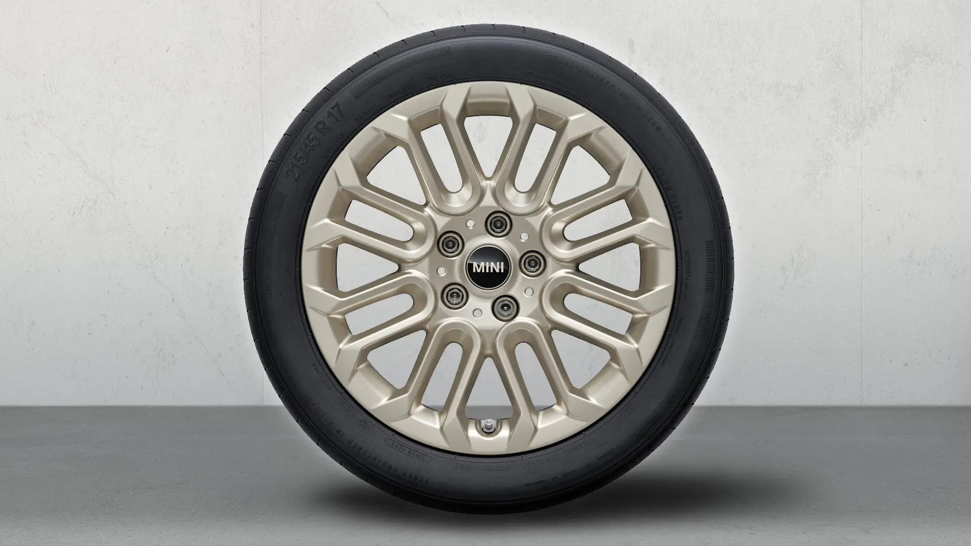 Nærbillede af 17” MINI alufælge med U-eger i model 956 i blankpoleret Vibrant Silver.