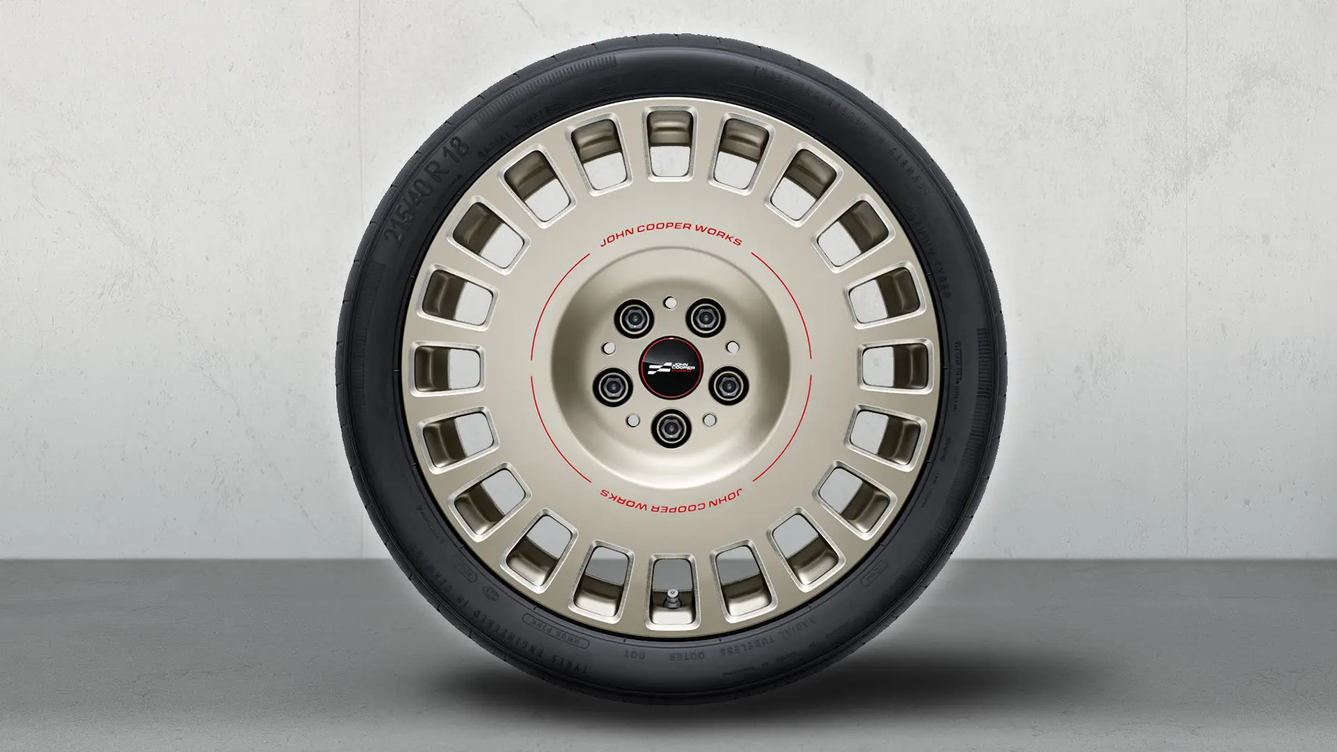 MINI JCW 18” blankpolerede alufælge med rally-eger i model 964 i Vibrant Silver.