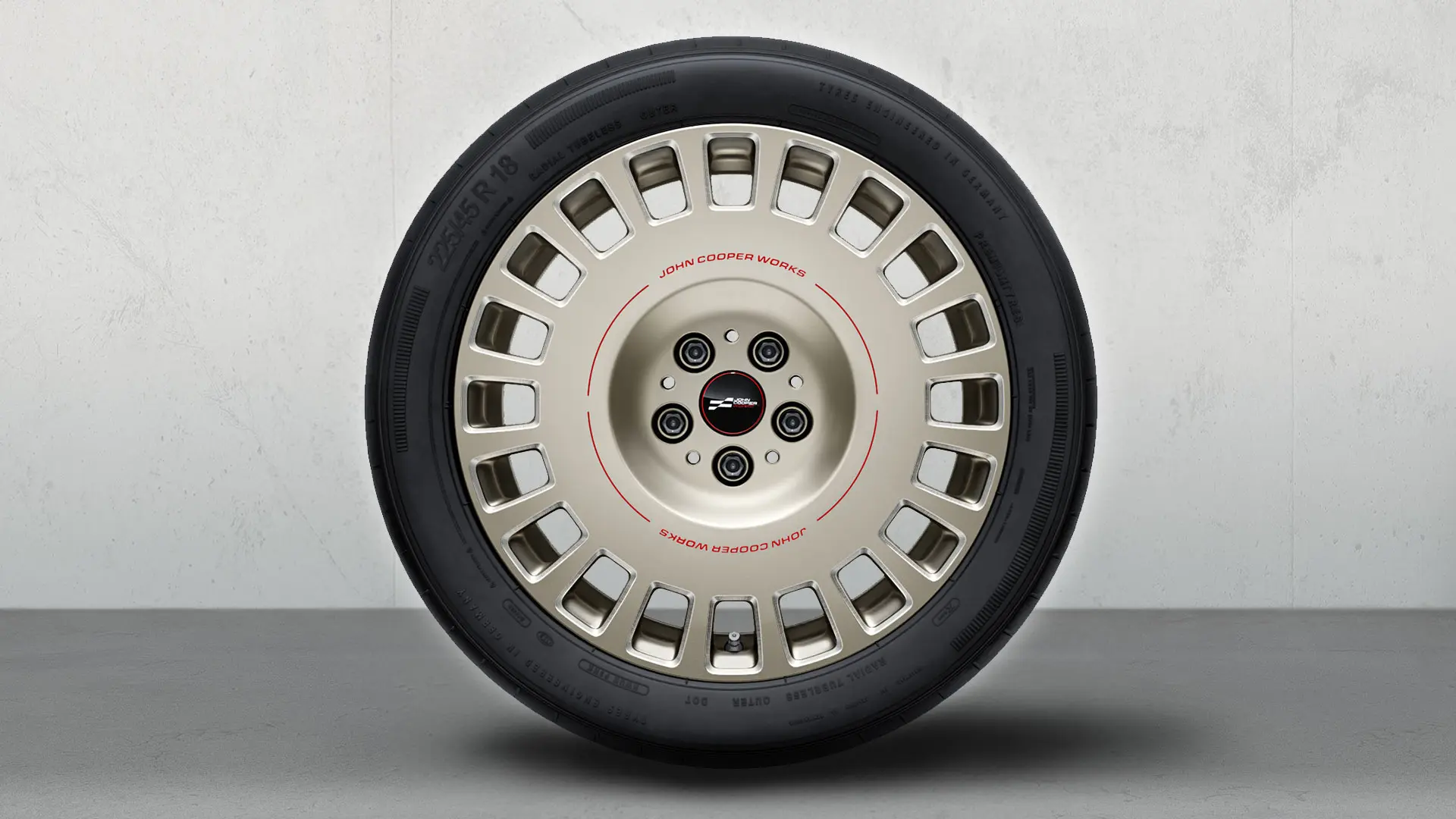 Nærbillede af 18" JCW alufælg med rally-eger i model 992 med tofarvede designdetaljer i Vibrant Silver og den blankpolerede finish.