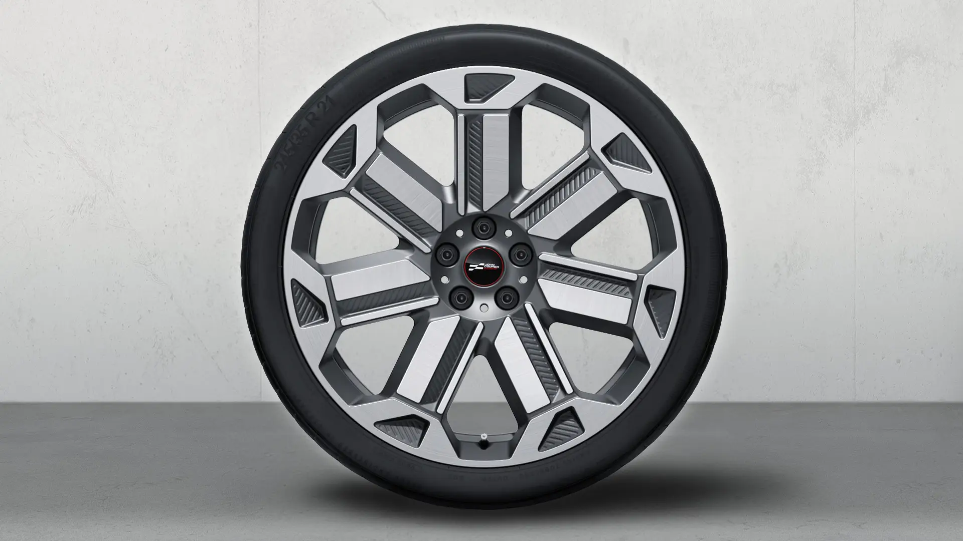 Nærbillede af 21” komplet JCW sommerhjul med rally-eger i model 950 i Frozen Gunmetal Grey, blankpoleret.