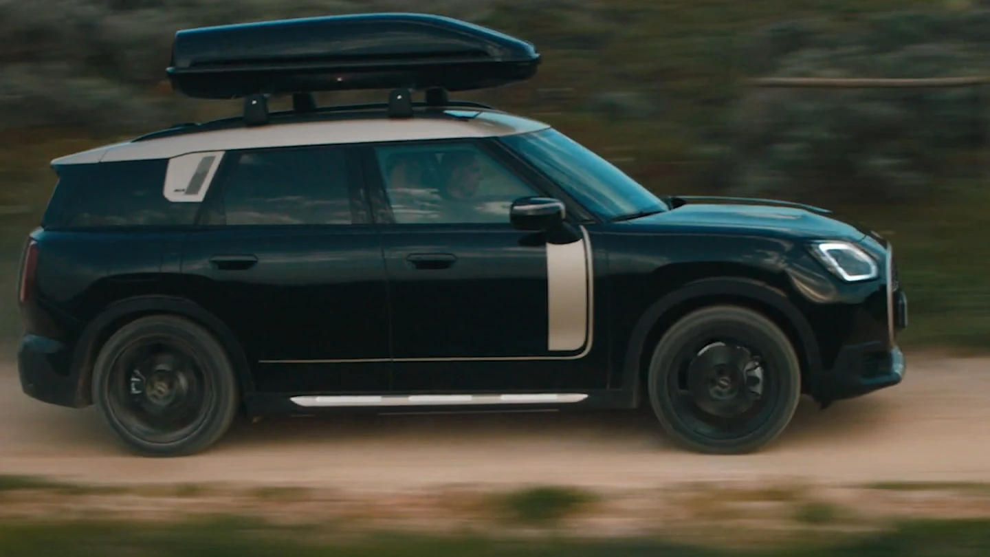MINI Countryman i Midnight Black metallic med 19” alufælge med John Cooper Works Runway-eger i Black til offroadkørsel. 