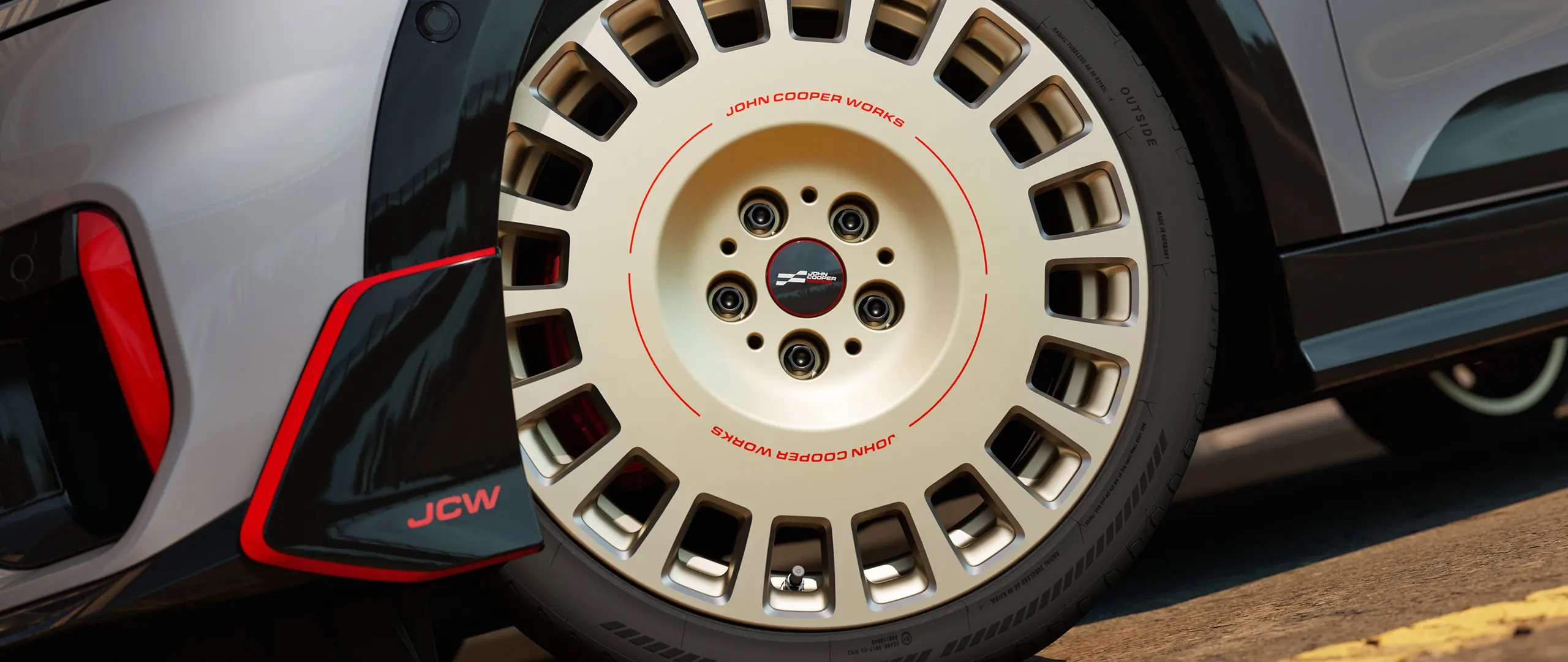 Nærbillede af detaljerne på en 18" JCW alufælg i model 964 med rally-eger i Bicolour Vibrant Silver, blankpoleret og med winglet.