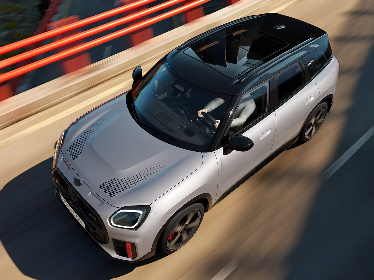 MINI Countryman John Cooper Works i Melting Silver med sort tag med standardudstyr – set forfra.