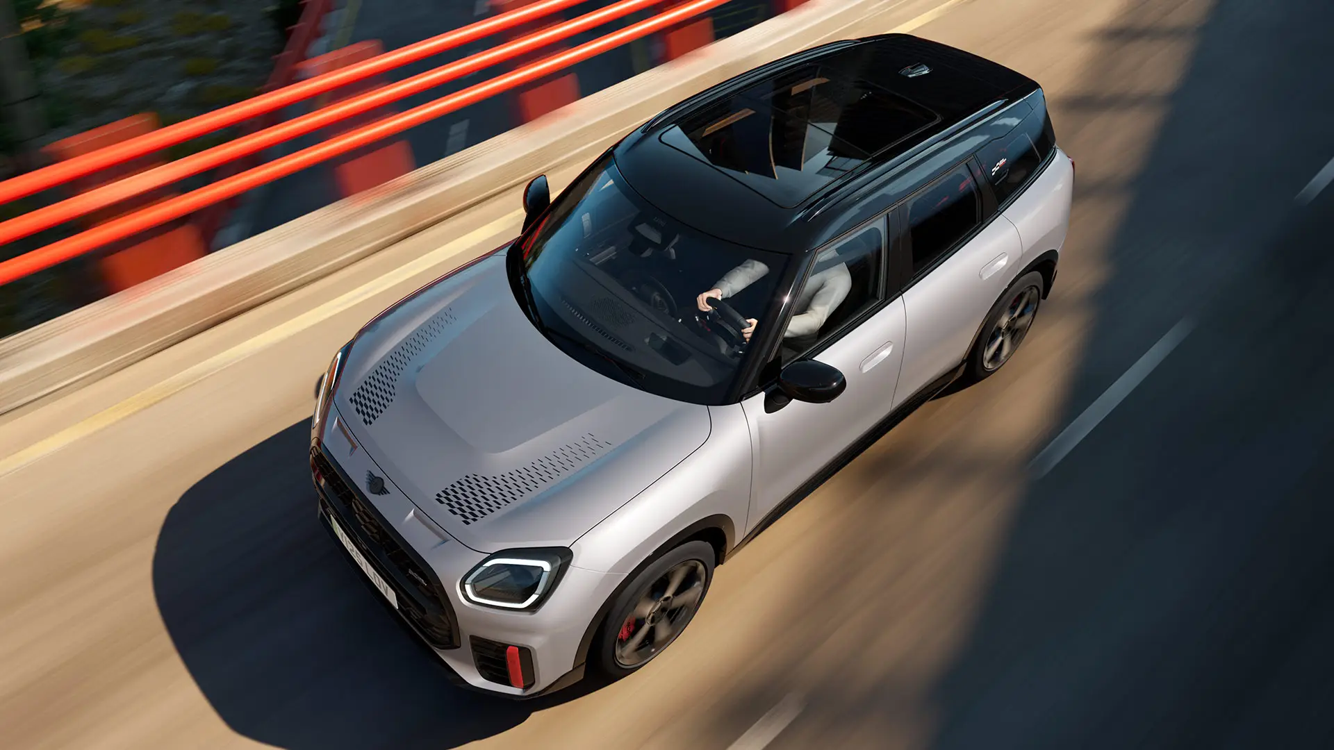 MINI Countryman John Cooper Works i Melting Silver med sort tag med standardudstyr – set forfra.