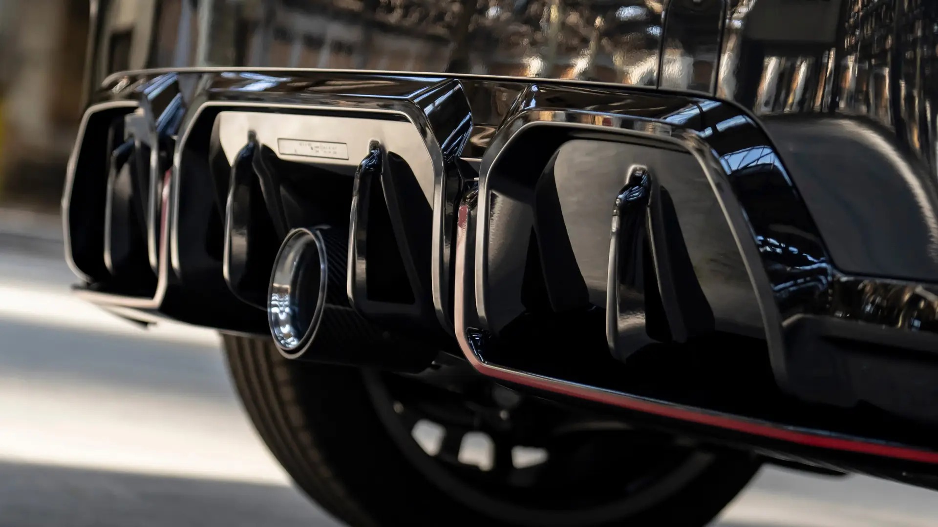 MINI John Cooper Works-bagdiffusor i sort højglans med rød ramme.