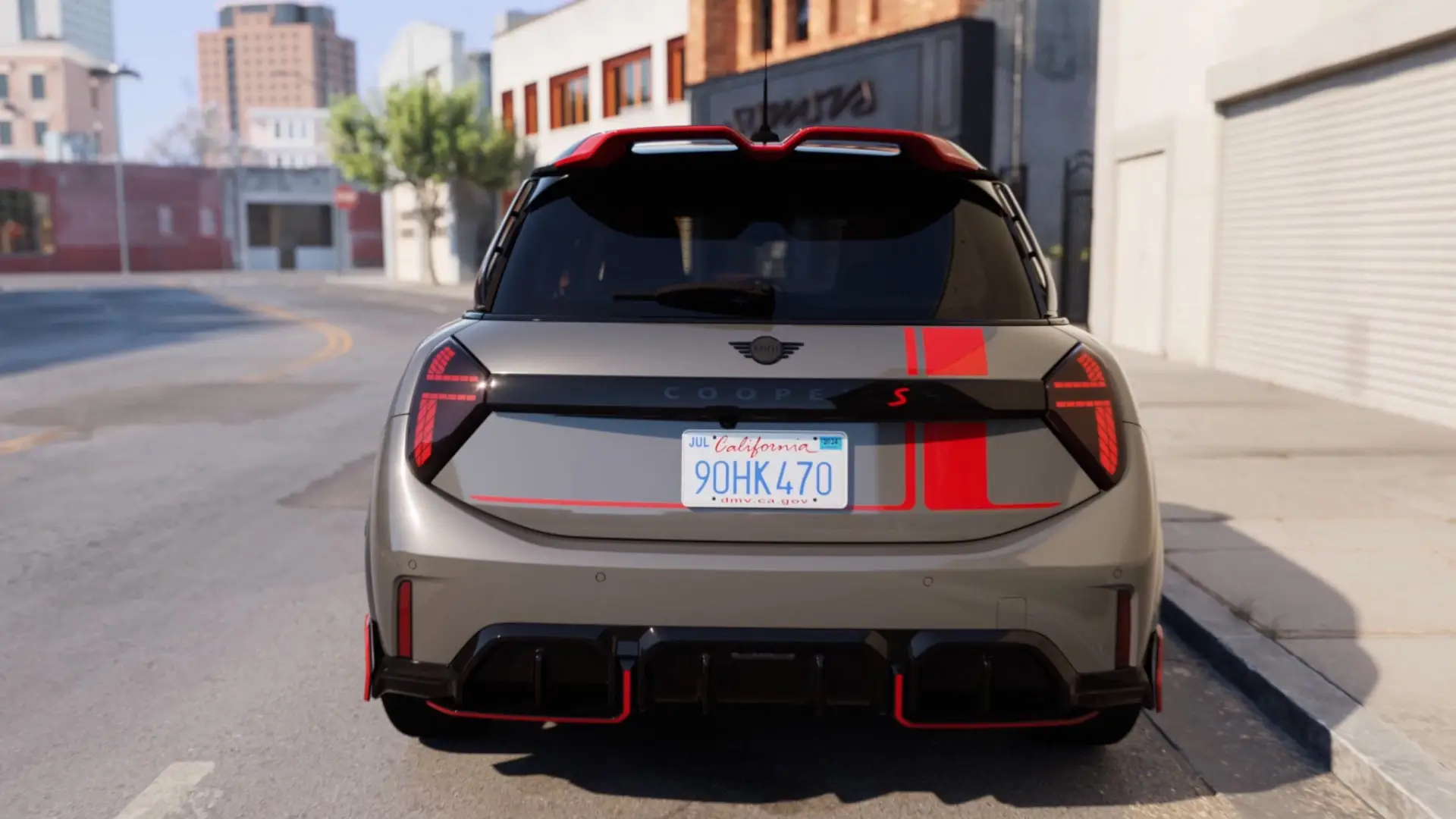 MINI Cooper C med John Cooper Works-tilbehør, der kører i byen