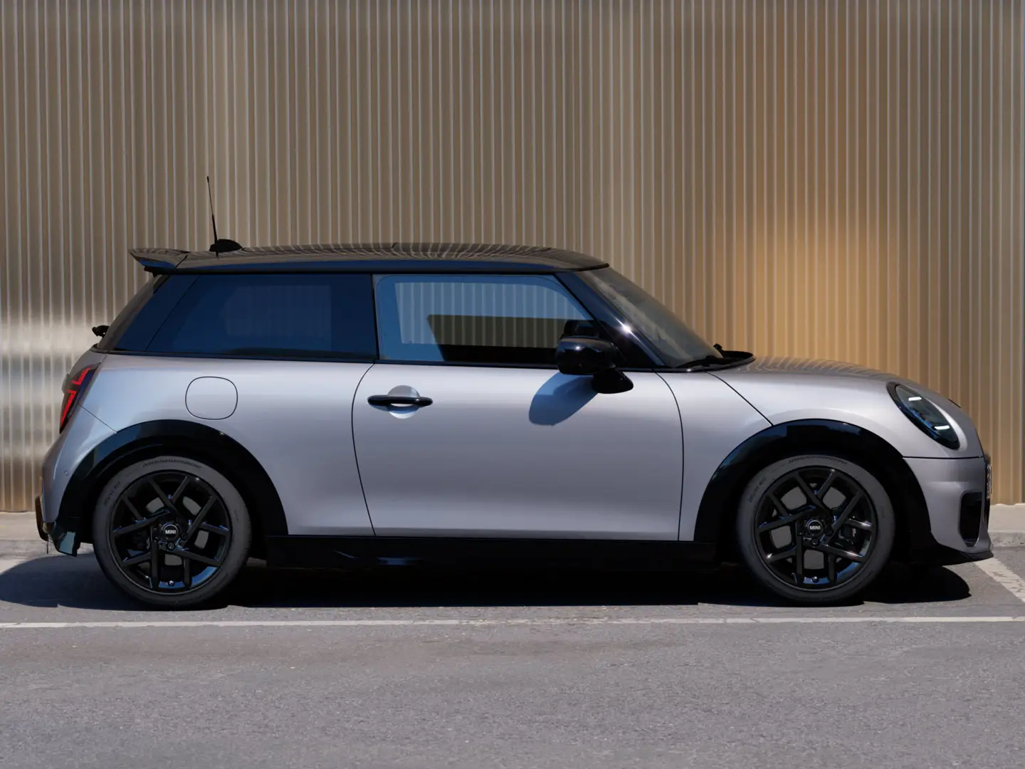 MINI Cooper 3-dørs i Melting Silver – set fra siden.