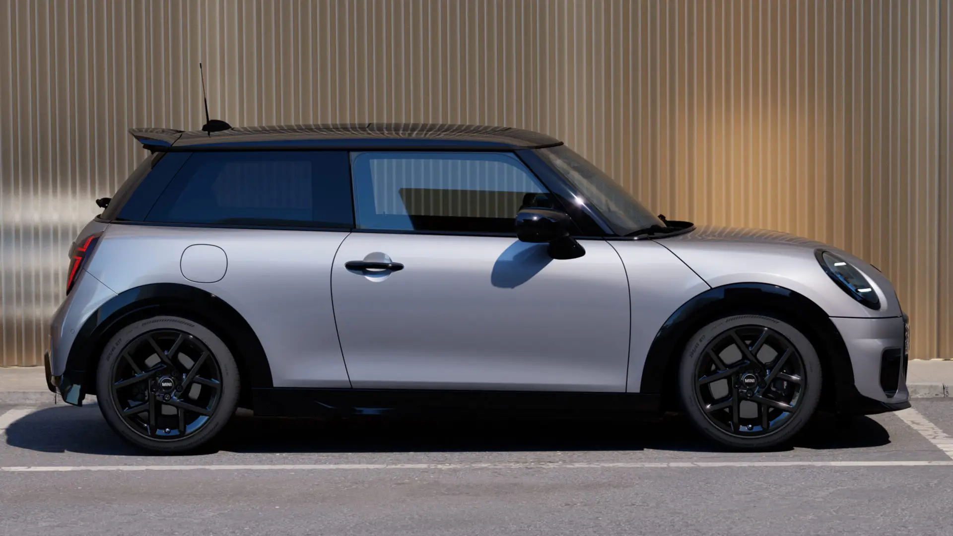 MINI Cooper 3-dørs i Melting Silver – set fra siden.