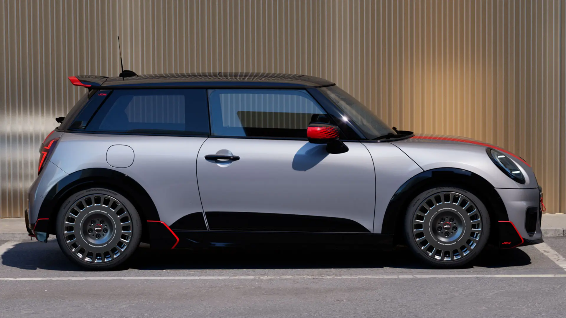 MINI Cooper 3-dørs i Melting Silver med John Cooper Works-tagspoiler for forbedrede aerodynamiske egenskaber – set fra siden.