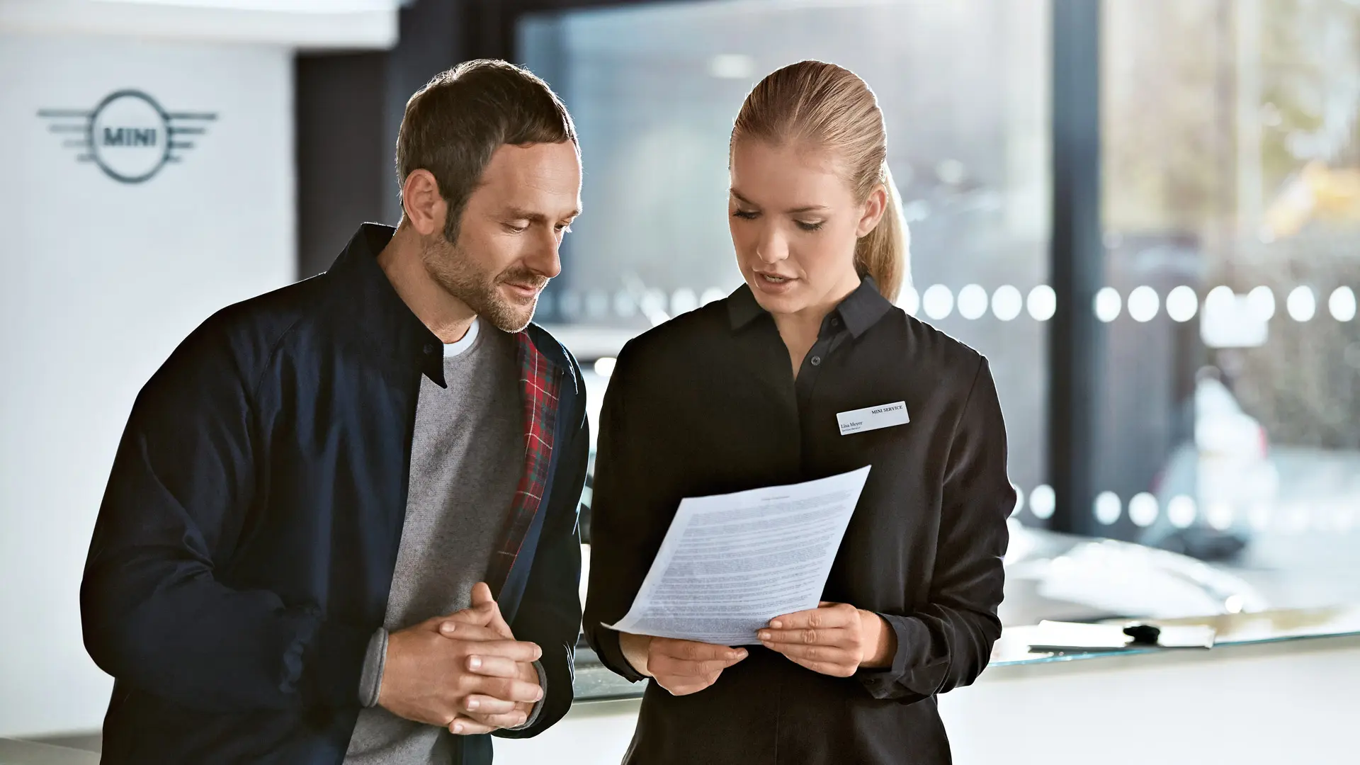 MINI Servicekonsulent rådgiver kunden om serviceplaner på MINI Centre.