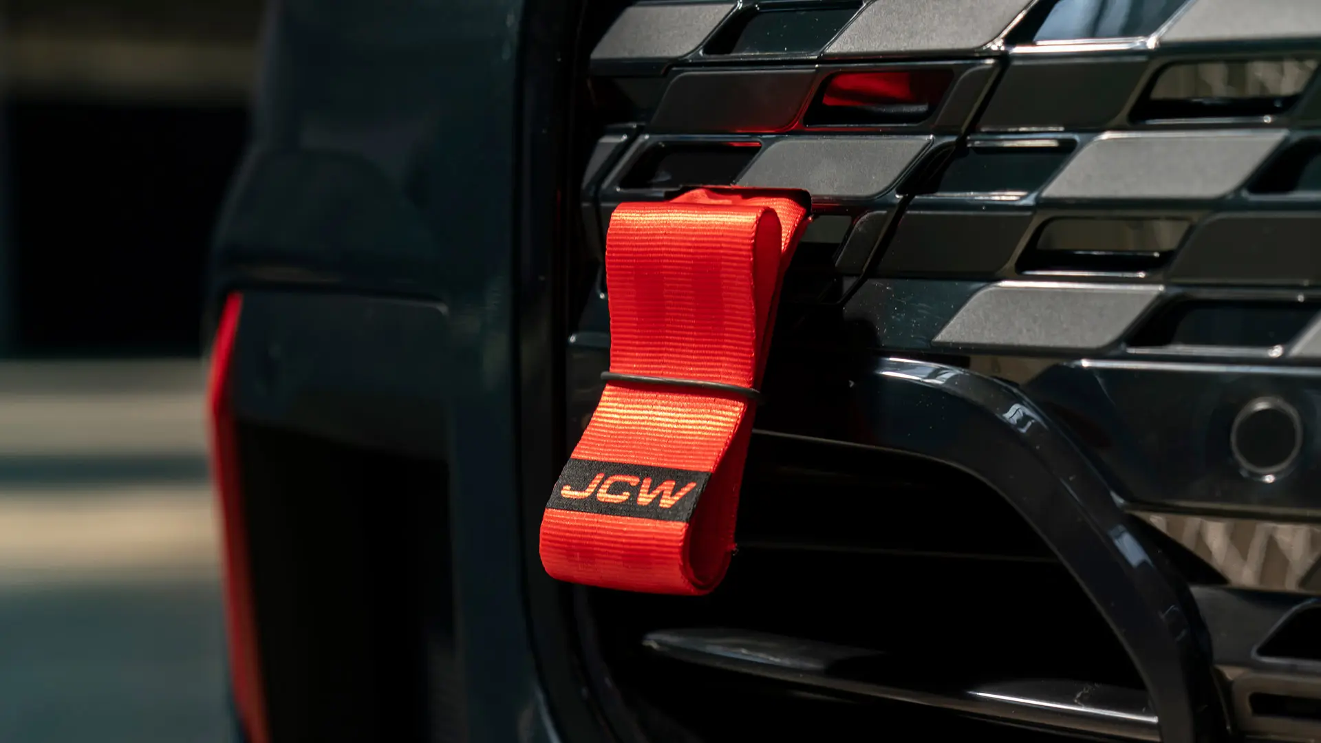 MINI John Cooper Works rødt slæbetov med sort JCW-logo har en aksellængde på 90 mm.
