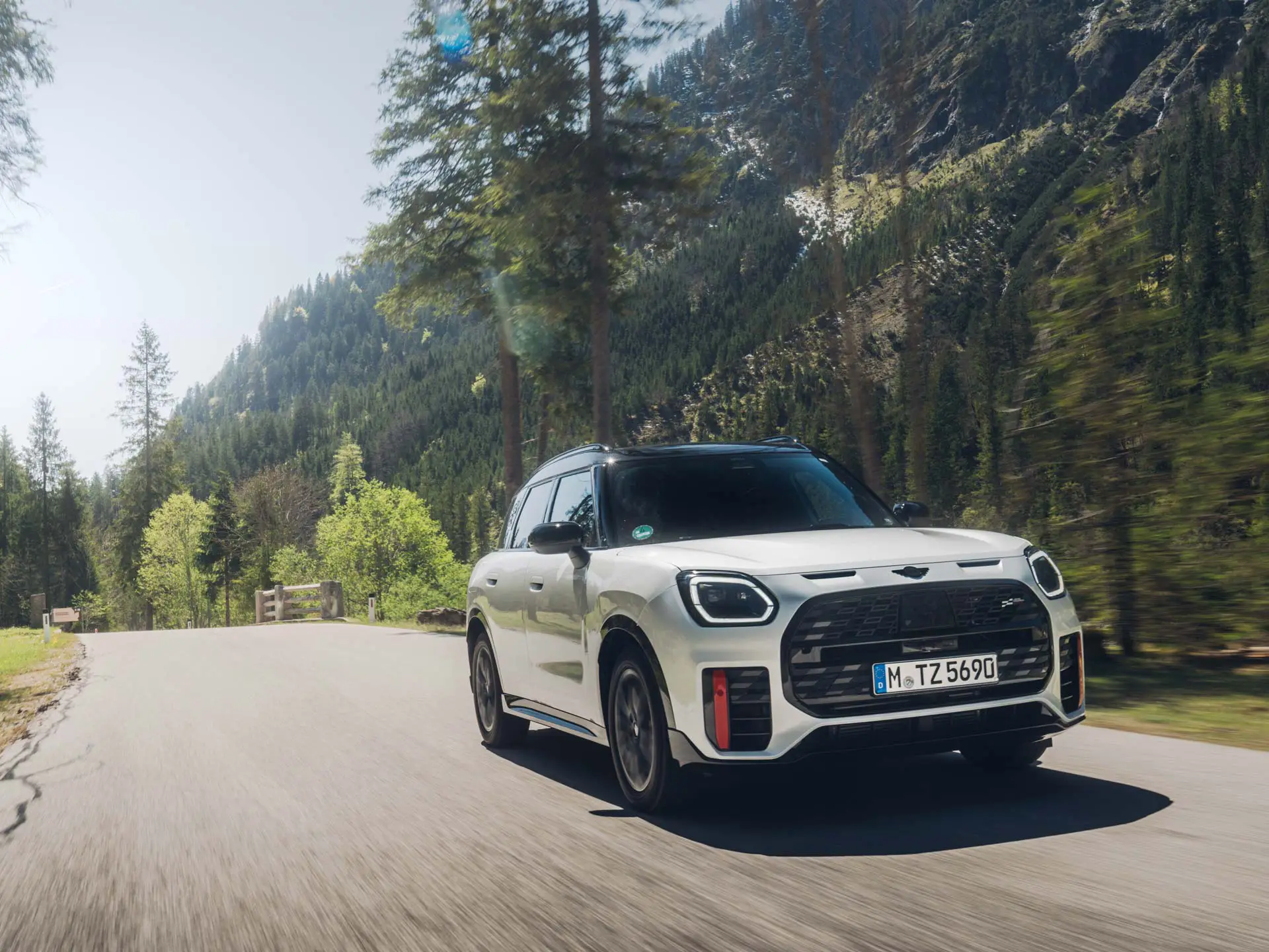MINI Countryman ude i landskabet.