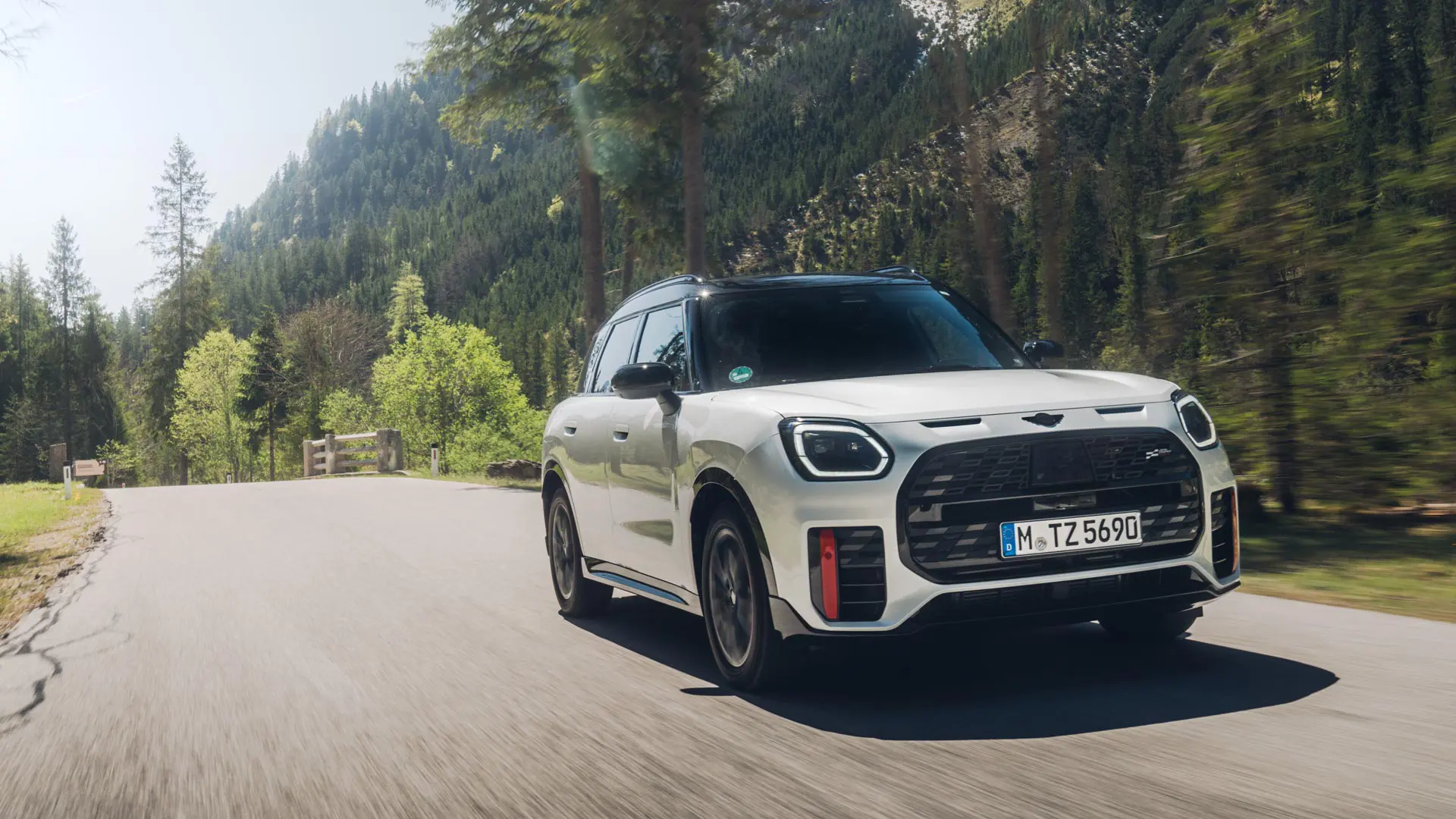 MINI Countryman ude i landskabet.