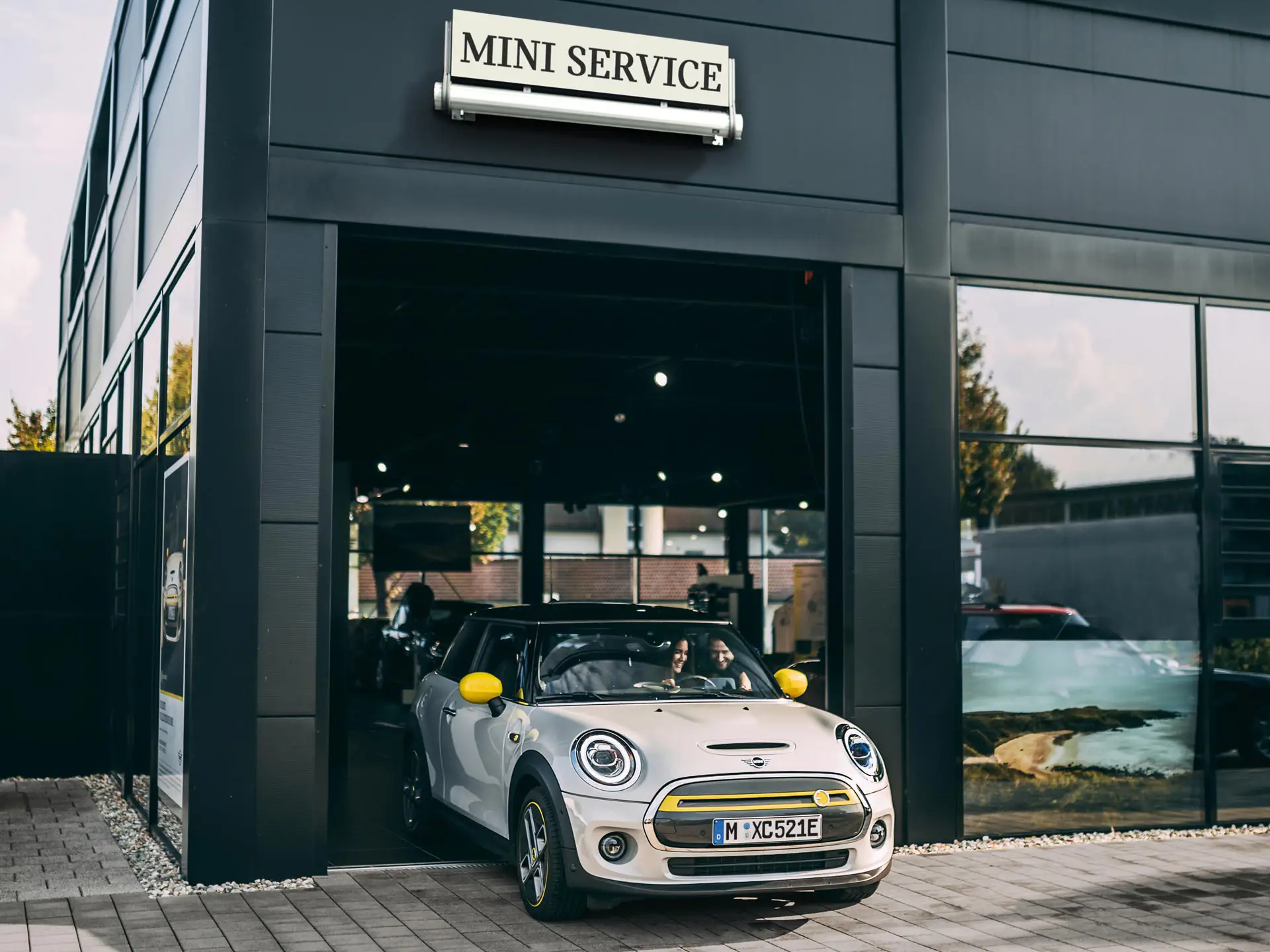 En MINI forlader et MINI serviceværksted.