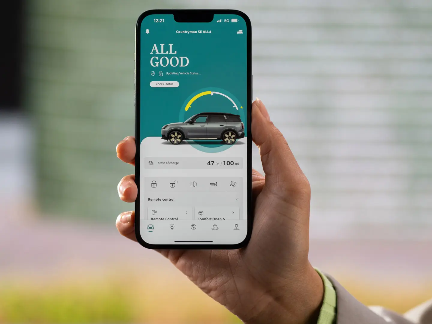 Fjerntjenester i MINI App, der viser det aktuelle opladningsniveau og anslået tilbageværende rækkevidde. 