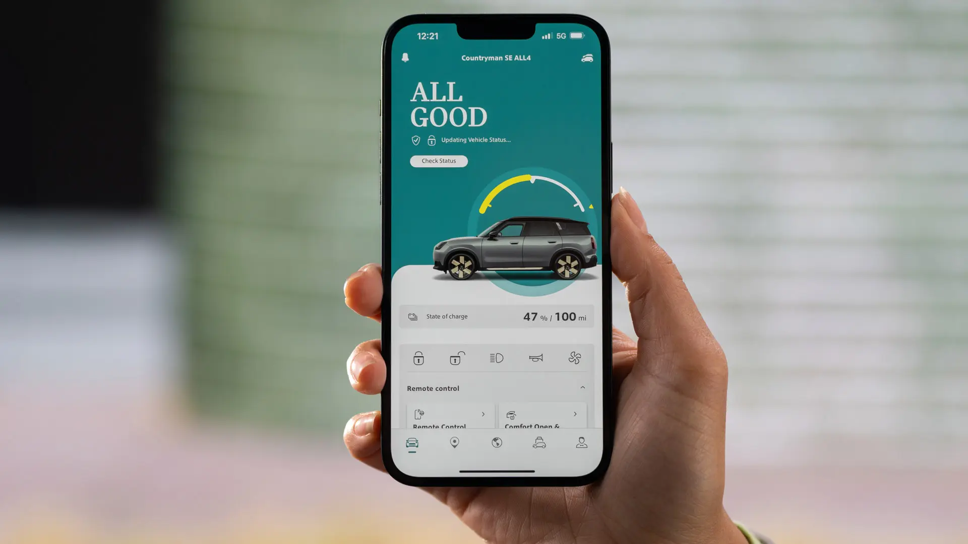 Fjerntjenester i MINI App, der viser det aktuelle opladningsniveau og anslået tilbageværende rækkevidde. 