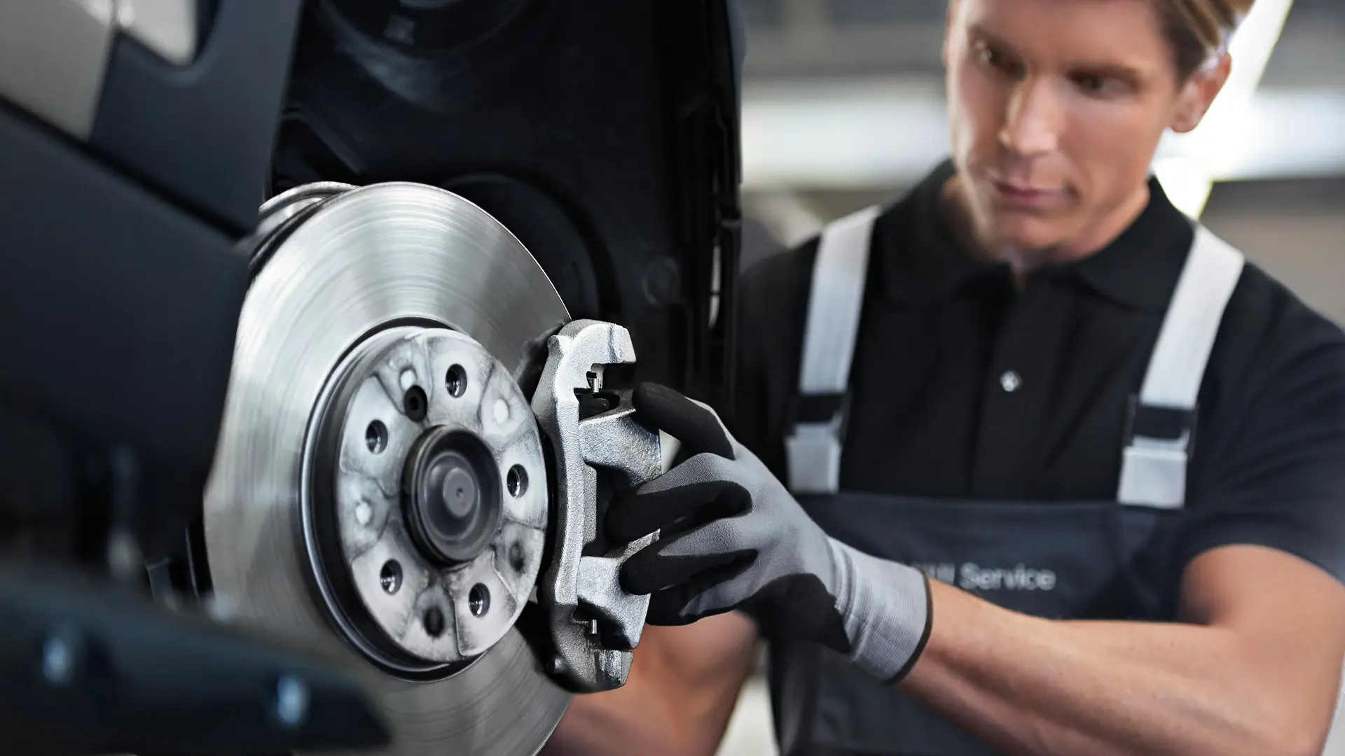 En MINI medarbejder tjekker bremser