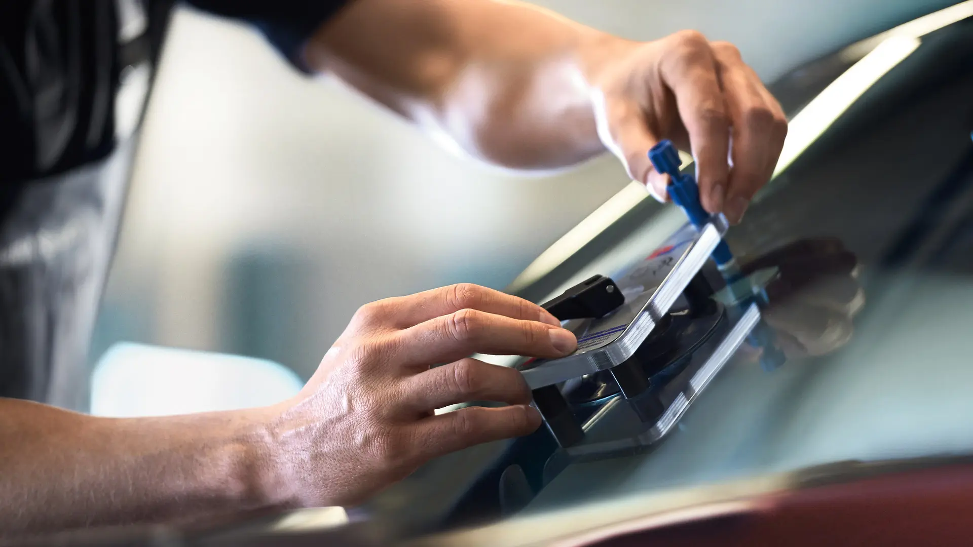 En MINI medarbejder udfører en rudereparation