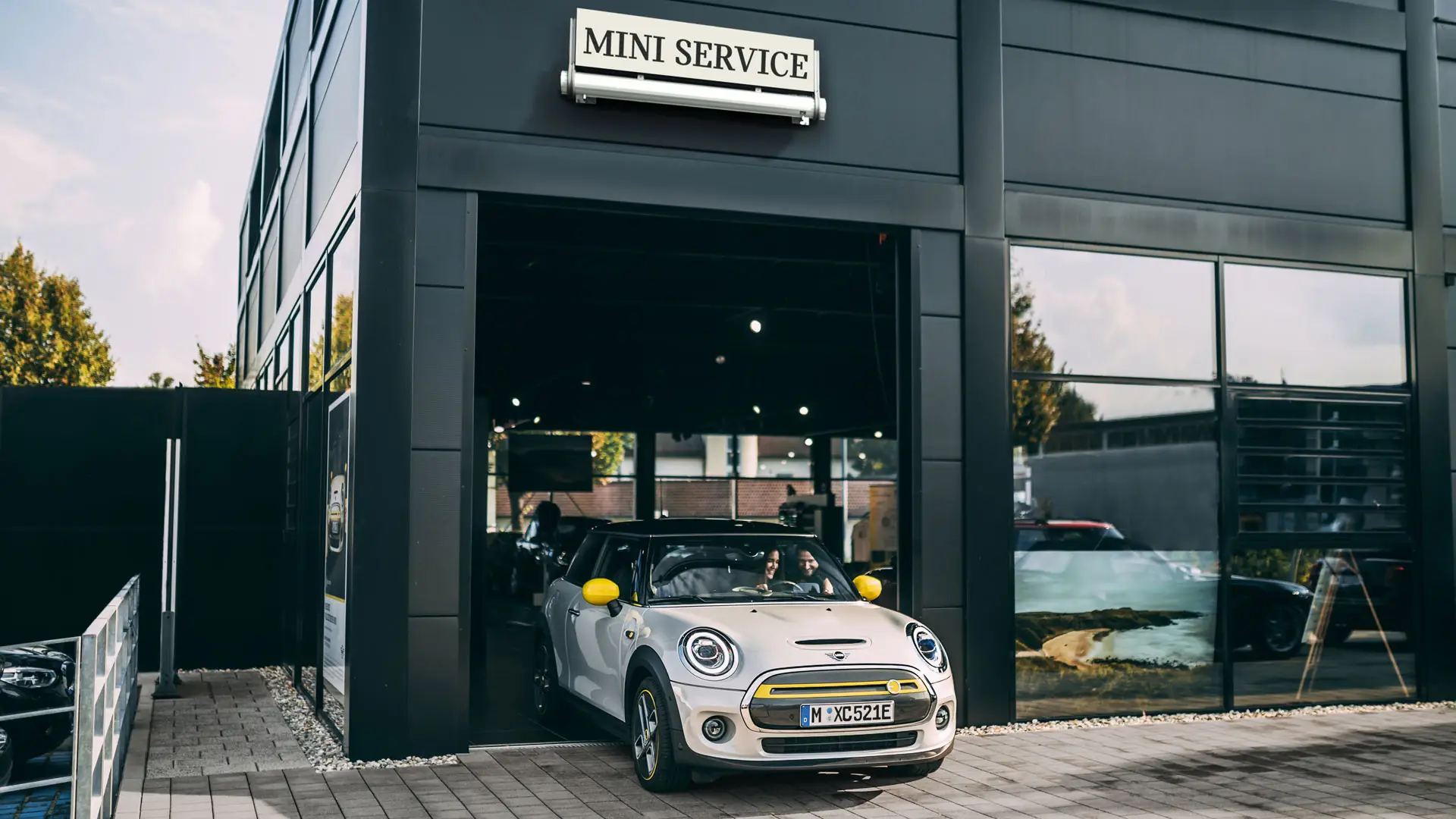 En MINI forlader et MINI serviceværksted.