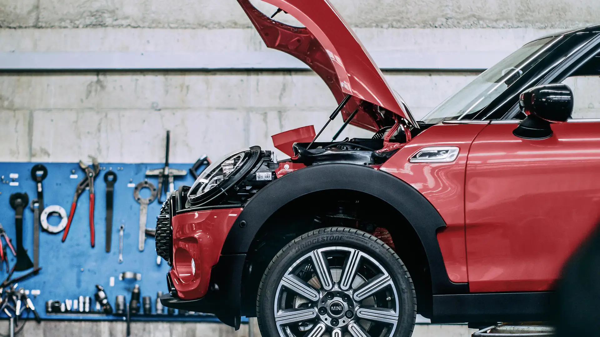 En MINI på en lift.