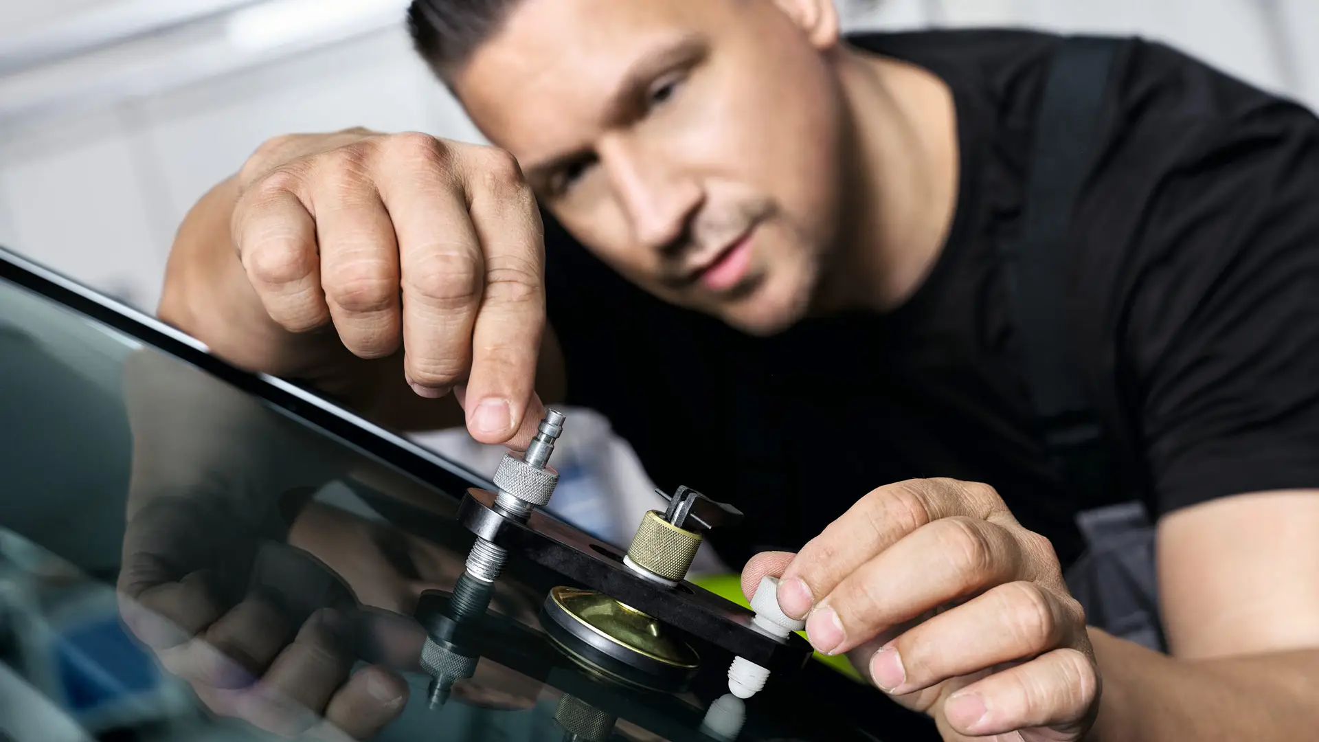 En MINI medarbejder reparerer en forrude