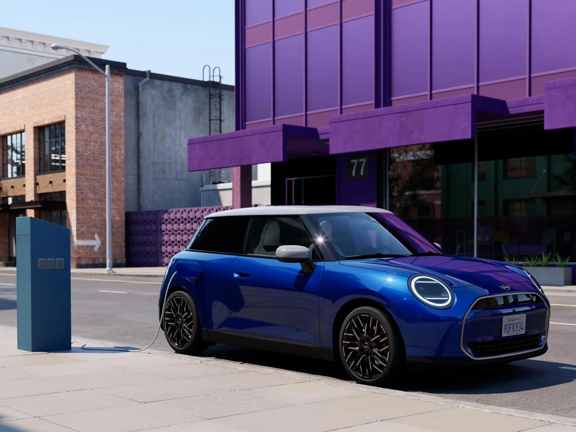 En MINI Cooper ved en ladestation.