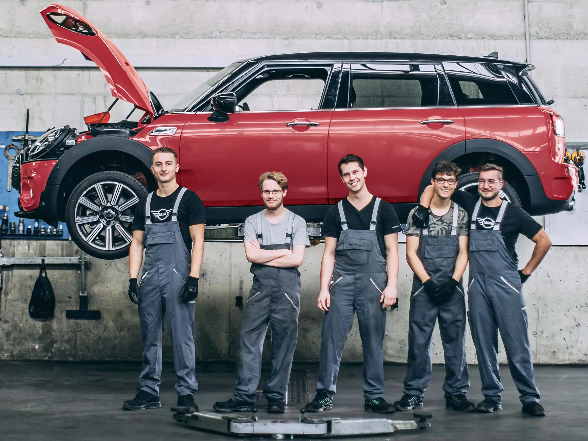 MINI Service-medarbejdere foran en MINI Countryman på en lift.