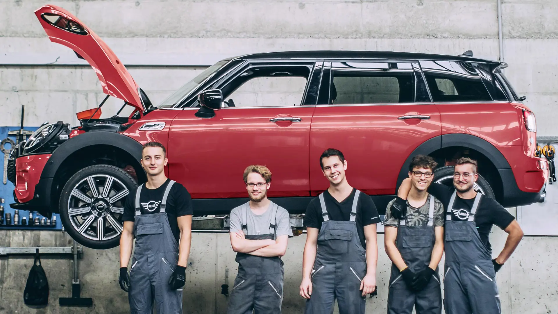 MINI Service-medarbejdere foran en MINI Countryman på en lift.