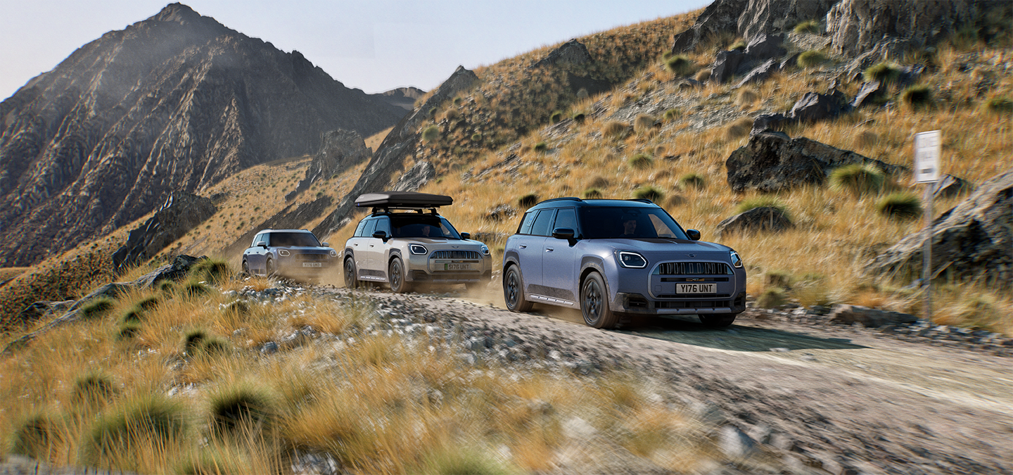 Billede af flere MINI Countryman Untamed Edition-modeller, der deler oplevelsen af offroad-kørsel på en bjergvej.