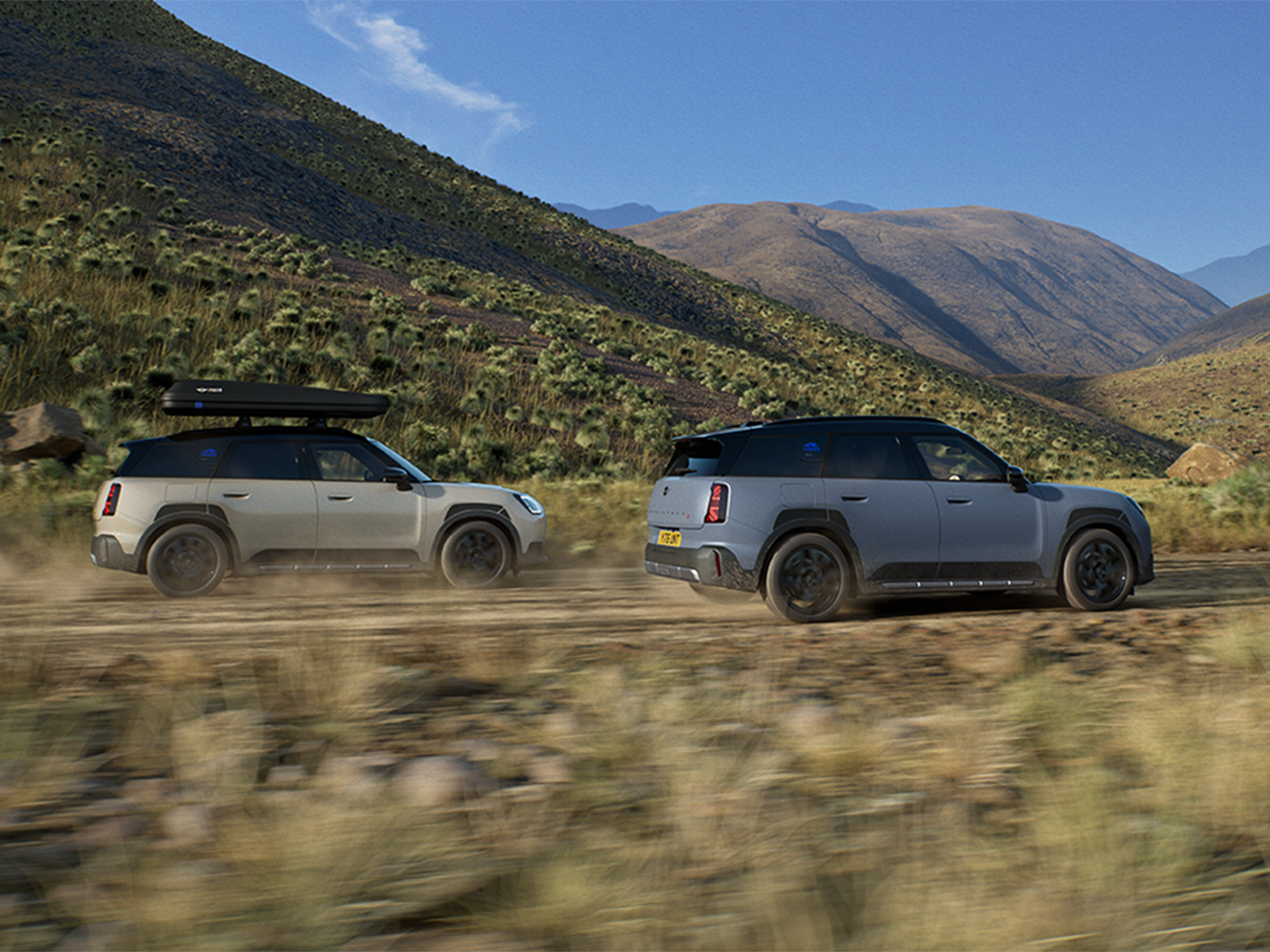 Billede af to MINI Countryman Untamed Edition-køretøjer set bagfra under kørsel.