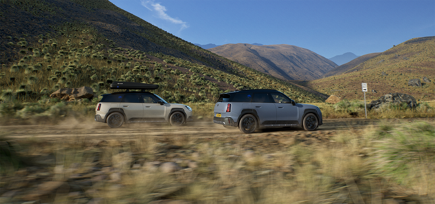 Billede af to MINI Countryman Untamed Edition-køretøjer set bagfra under kørsel.