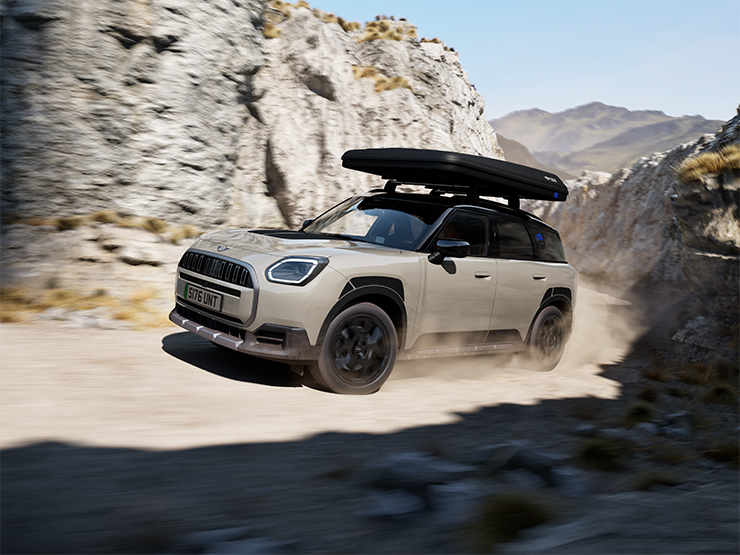 Billede af MINI Countryman Untamed Edition set forfra under kørsel.