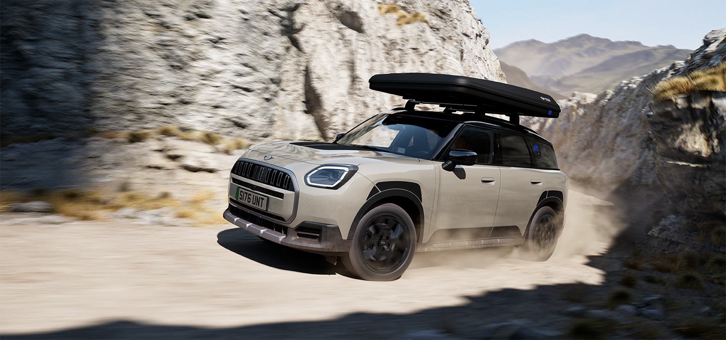 Billede af MINI Countryman Untamed Edition set forfra under kørsel.