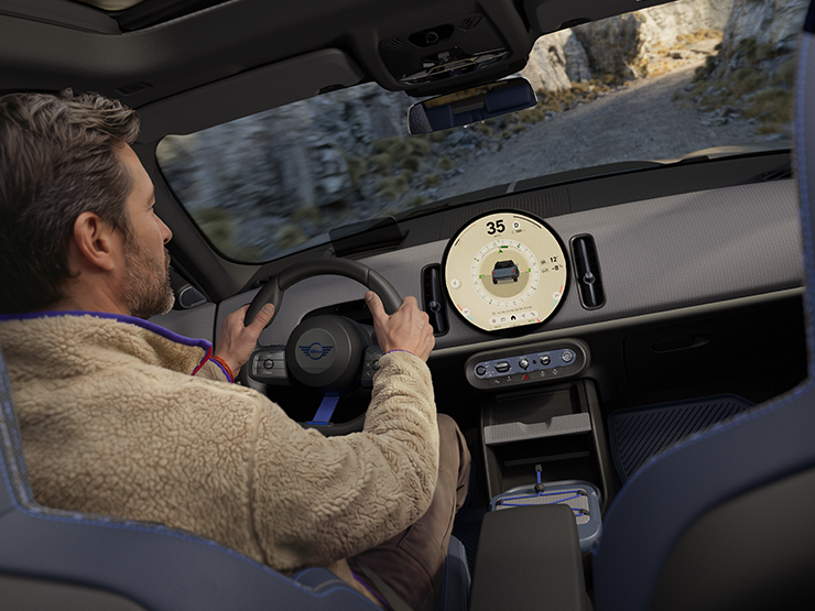 Billede af to personer, der kører i en MINI Countryman Untamed Edition med Trail Mode aktiveret.