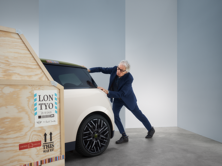 Fuldelektrisk MINI Cooper Paul Smith Edition i Inspired White set bagfra med Paul Smith bag bilen