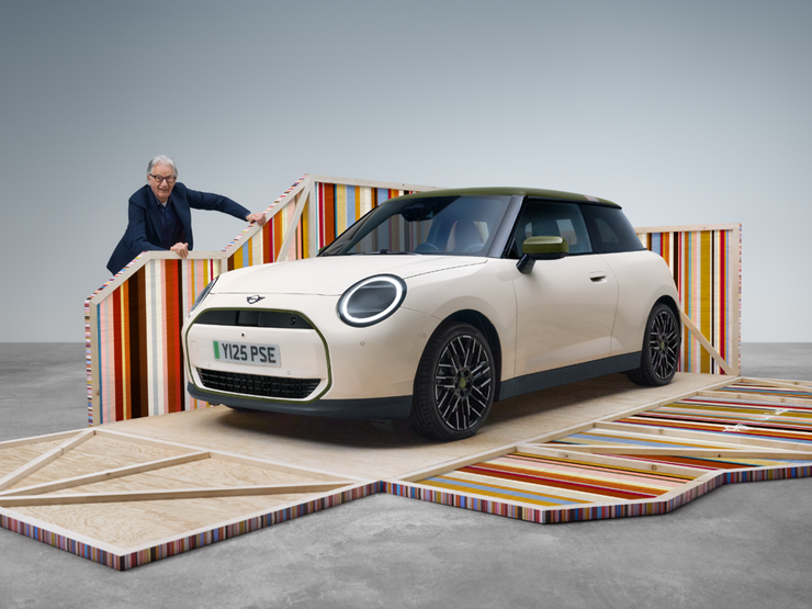 Den fuldelektriske MINI Cooper Paul Smith Edition i Inspired White set forfra sammen med designeren Paul Smith