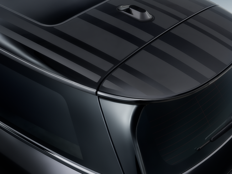 Nærbillede oppefra af MINI Paul Smith Edition med sort kontrasttag og unik fortolkning af det stribede design