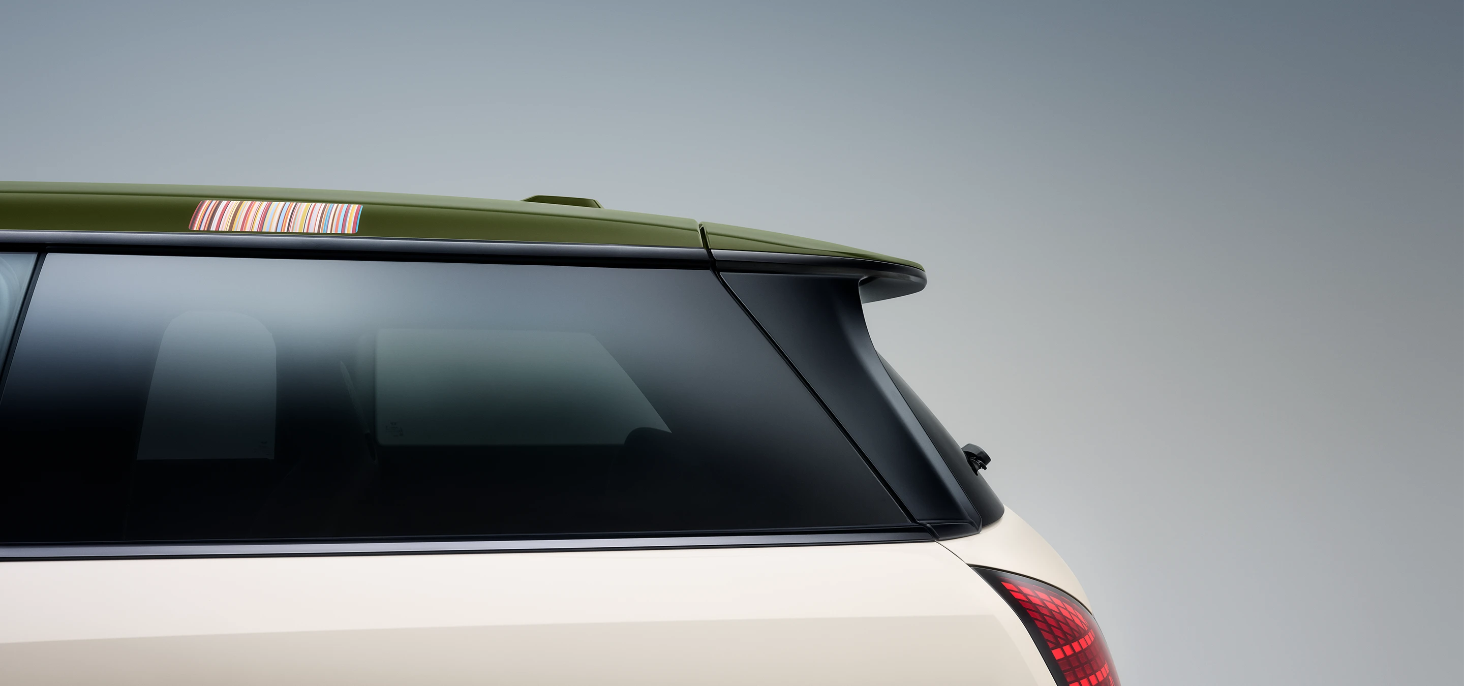 Set fra siden af MINI Paul Smith i Nottingham Green, med kontrastfarvet tag