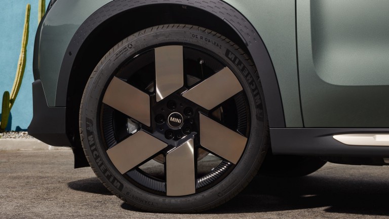 MINI dæk – Fælg til fuldelektrisk MINI Countryman