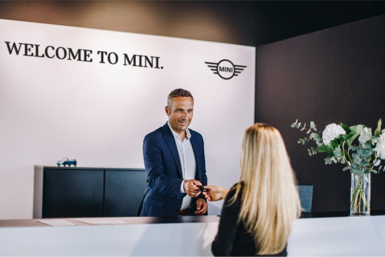 MINI Partner velkomstdisk med medarbejder og kunde